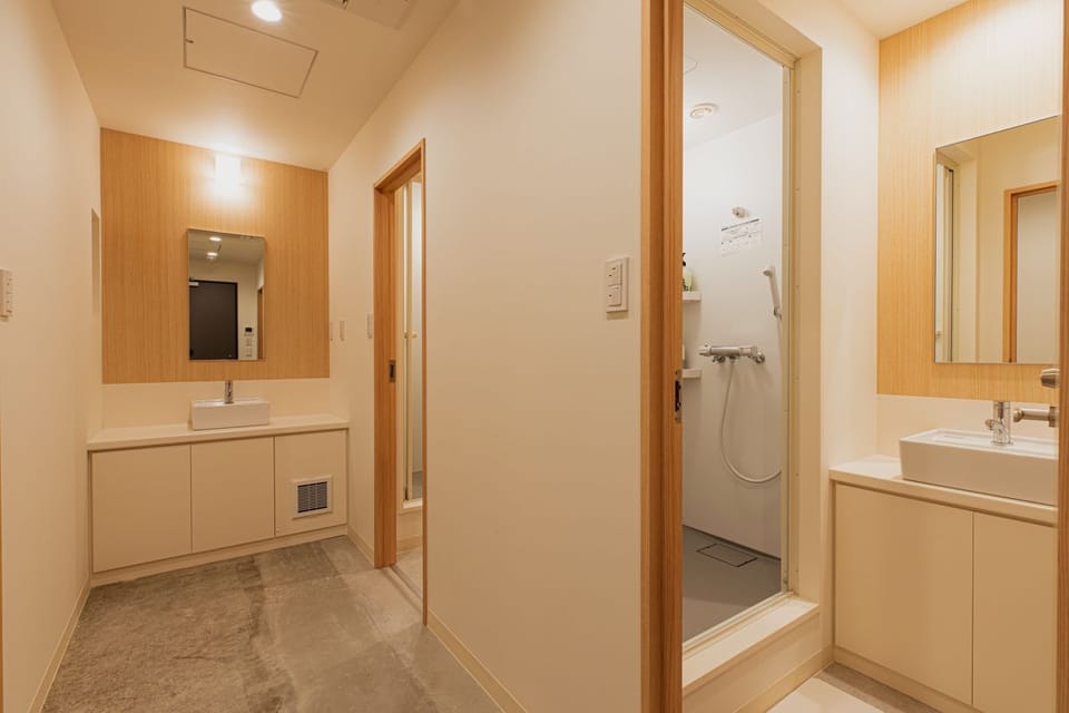 Female only dormitory, Shared bathroom | Bathroom | Free toiletries, hair dryer
