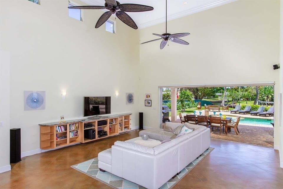 Living room with TV and outside view to the pool