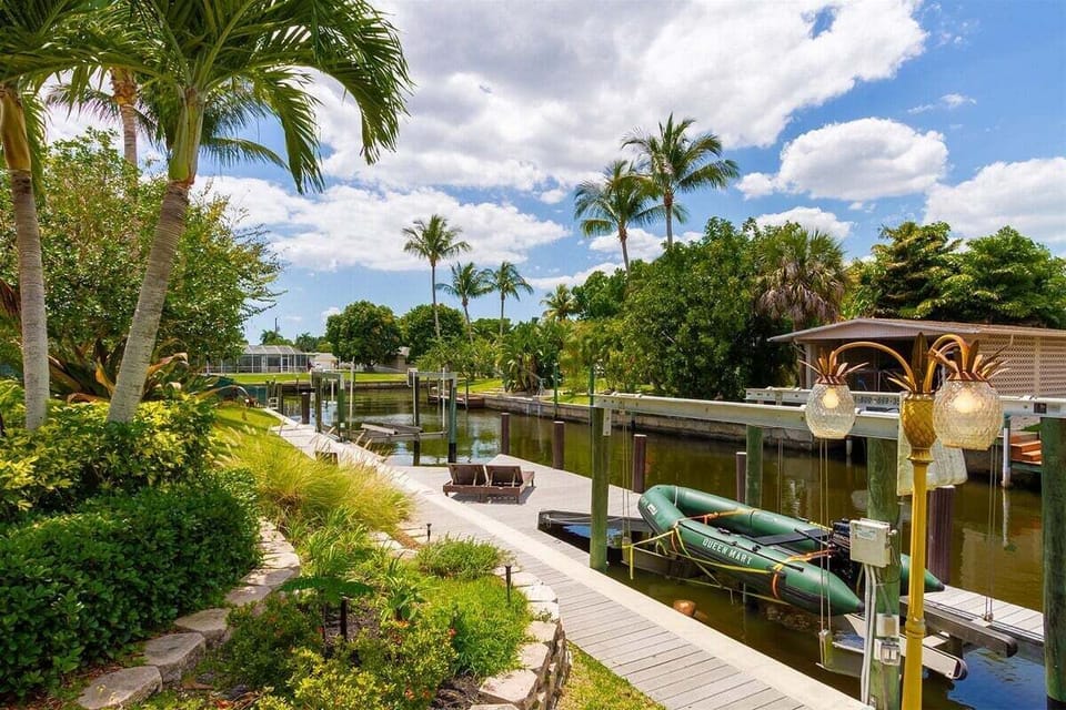 Boat Dock with 2 lift options and sitting area