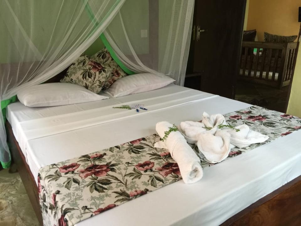 Cottage, 1 Bedroom | Desk, iron/ironing board, bed sheets