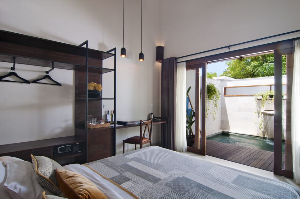 Luxury Villa | Minibar, in-room safe, desk, laptop workspace