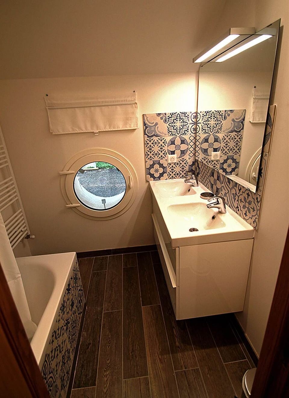 Salle de bain avec baignoire et double vasque