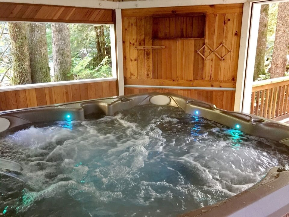 Hot Tub, Tub, Indoors, Architecture, Building