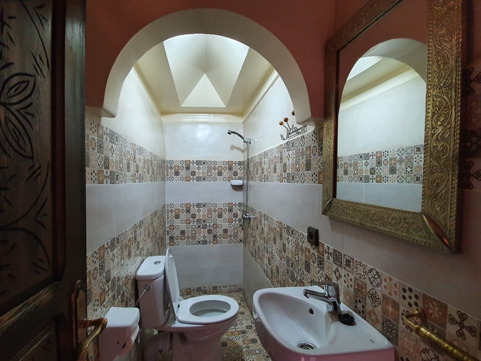 Shower, rainfall showerhead, free toiletries, hair dryer