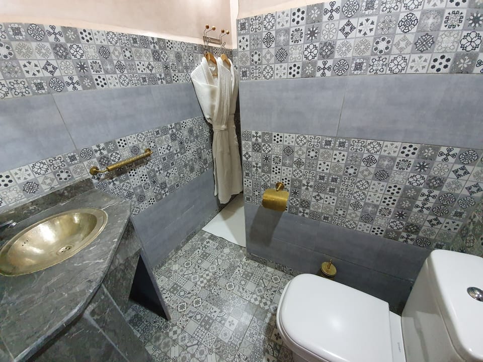 Superior Suite | Bathroom | Shower, rainfall showerhead, free toiletries, hair dryer