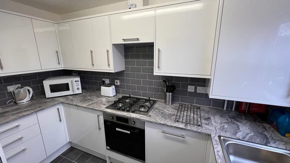 House, Multiple Beds | Private kitchen | Fridge, microwave, oven, stovetop