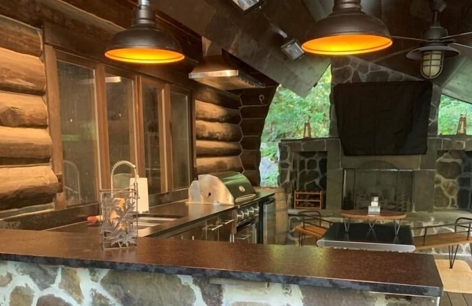 New outdoor kitchen (TV, fireplace, 4 grills, 3 refrs, large counter, heaters)