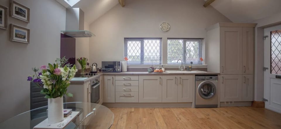 Cottage | Private kitchen | Full-size fridge, microwave, oven, stovetop