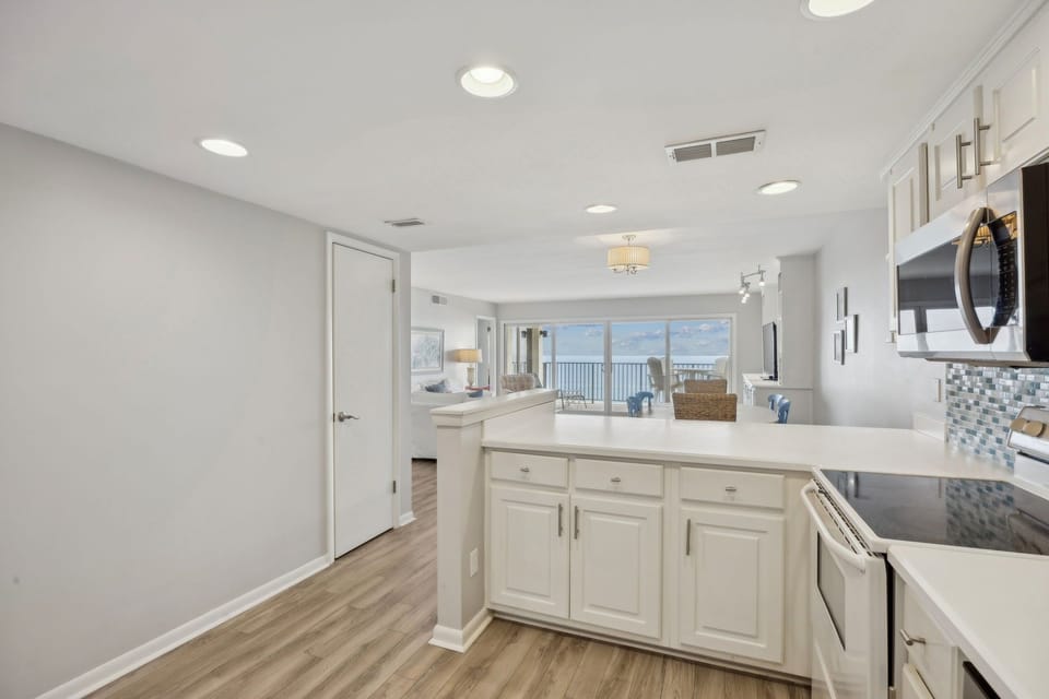 Condo, 3 Bedrooms | Private kitchen | Fridge, microwave, oven, dishwasher
