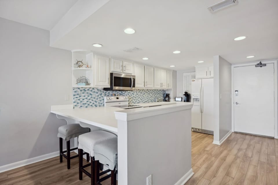 Condo, 3 Bedrooms | Private kitchen | Fridge, microwave, oven, dishwasher