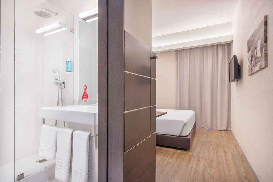 Standard Double Room, 1 Double Bed | In-room safe, desk, blackout drapes, soundproofing