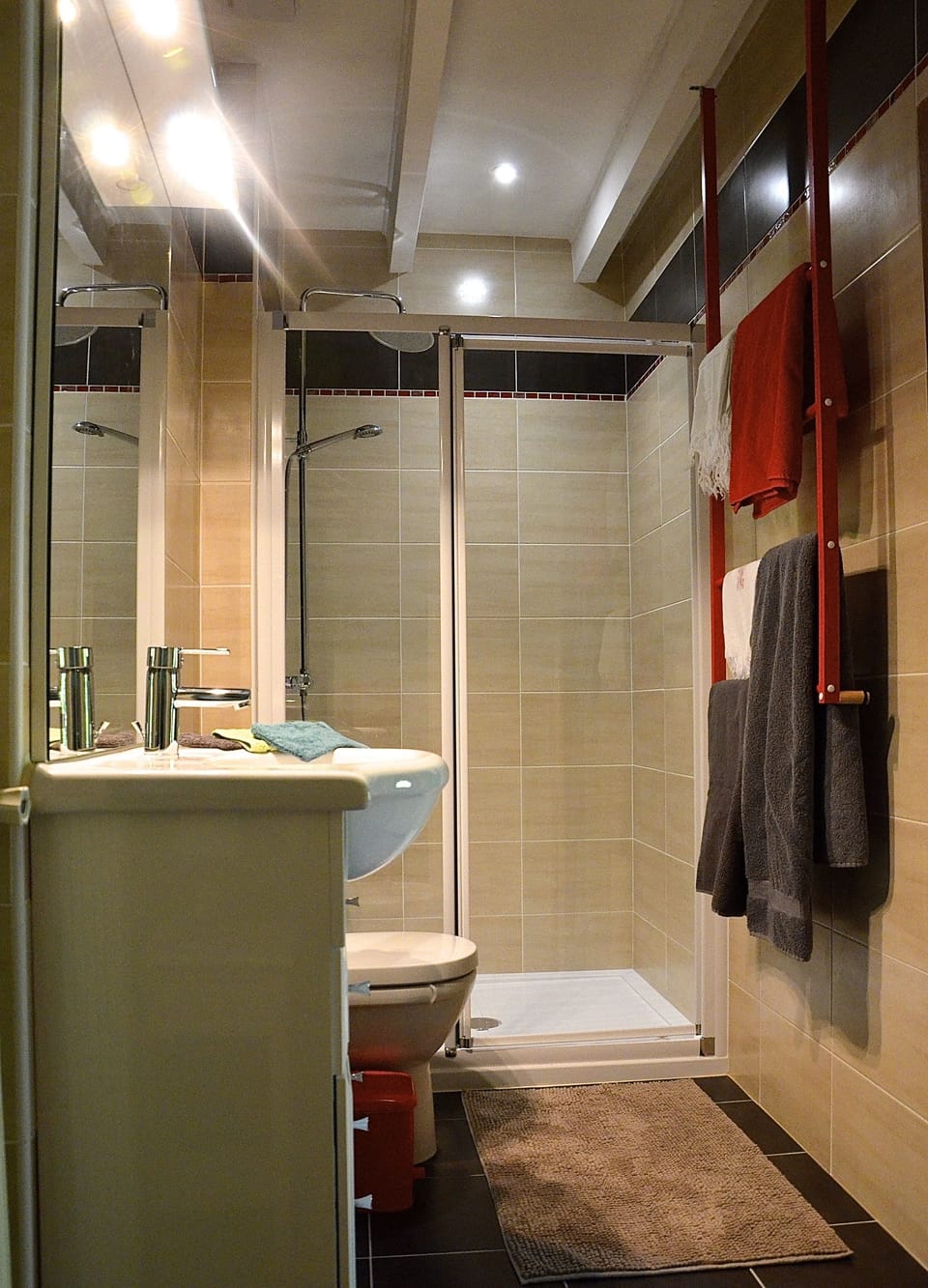 Family Room (Tilleul) | Bathroom shower