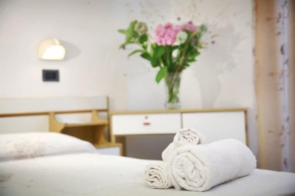Double Room | In-room safe, soundproofing, WiFi (free), bed sheets