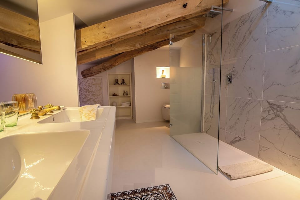 Suite Acacias | Bathroom | Eco-friendly toiletries, hair dryer, bathrobes, towels