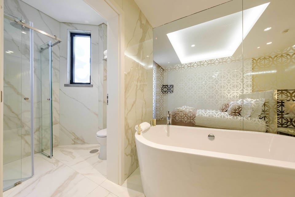 Superior Suite | Bathroom | Free toiletries, hair dryer, towels, soap