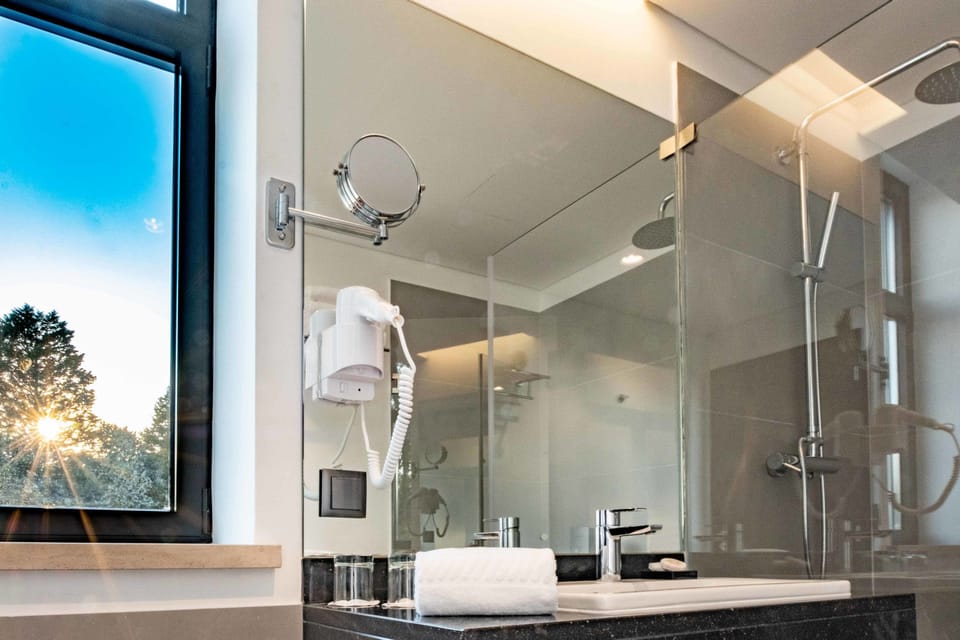 Triple Room | Bathroom | Free toiletries, hair dryer, towels, soap