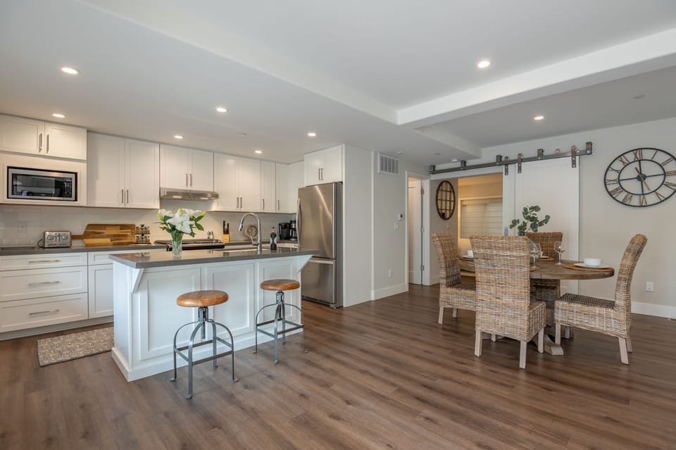 The suite offers open concept living. Like HGTV!!! Dining area for 4. 