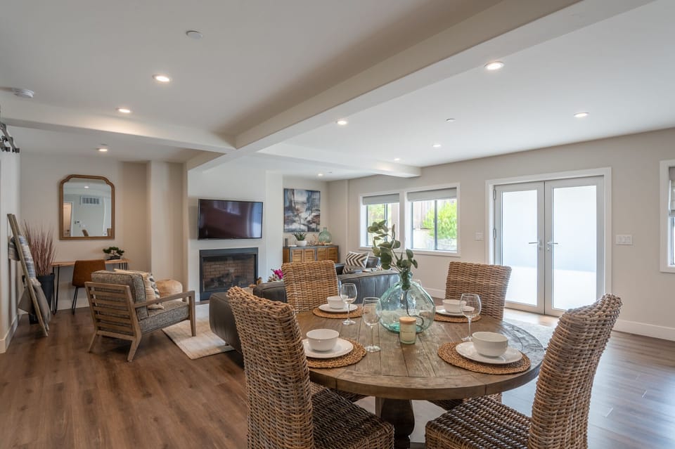 Wood floors throughout. Dining for 4. 
Outside patio area. 