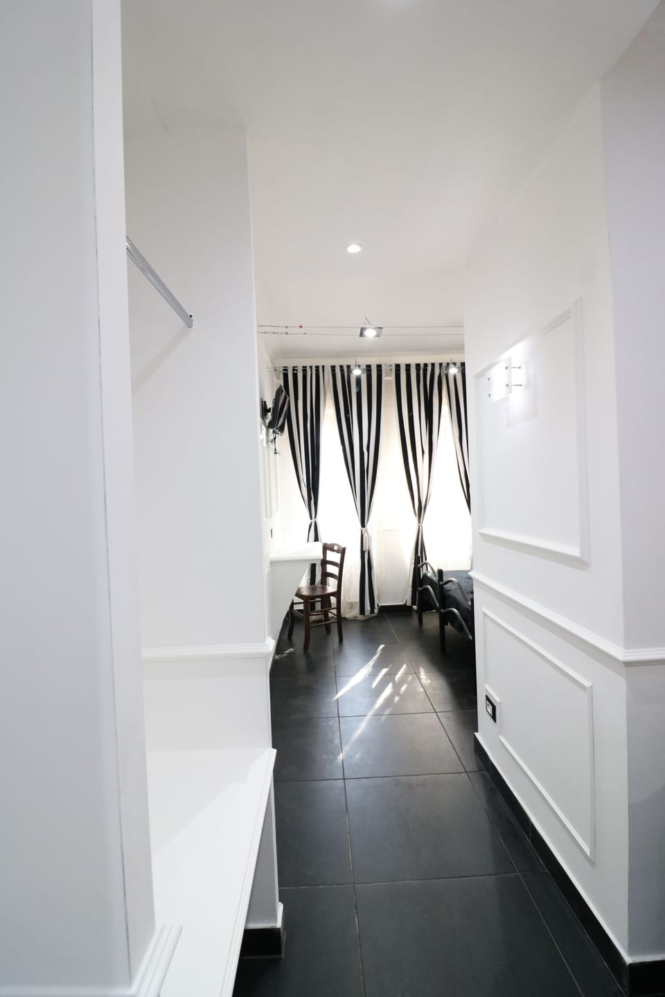 Desk, soundproofing, free WiFi, bed sheets