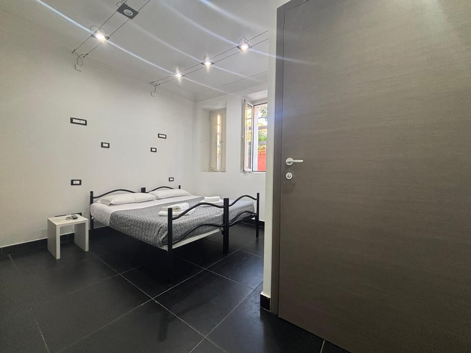 Basic Triple Room | Desk, soundproofing, WiFi (free), bed sheets