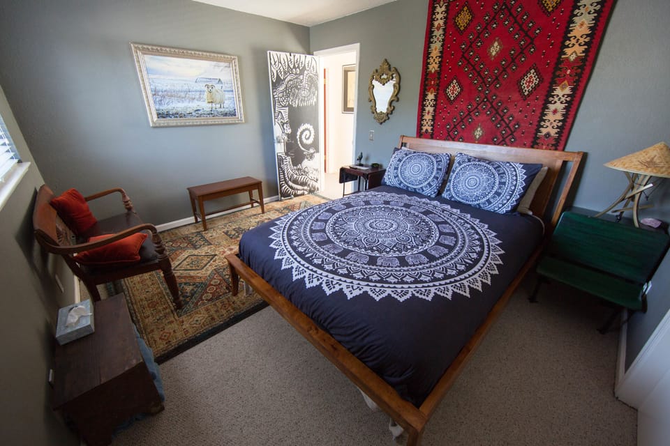 Gallery Room, 1 Queen Bed | Premium bedding, in-room safe, individually decorated
