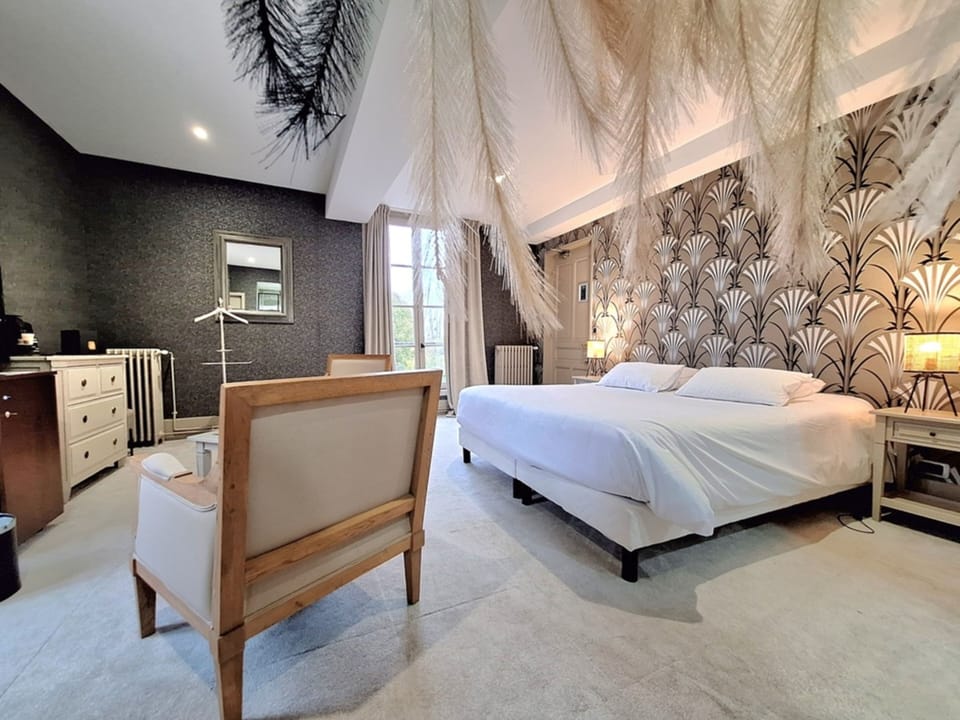 Double Room (Chambre, supérieur) | Premium bedding, minibar, in-room safe, individually decorated
