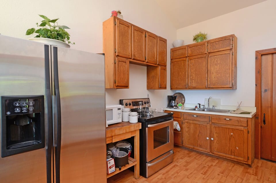 Perfect Country Kitchen with Newer Appliances