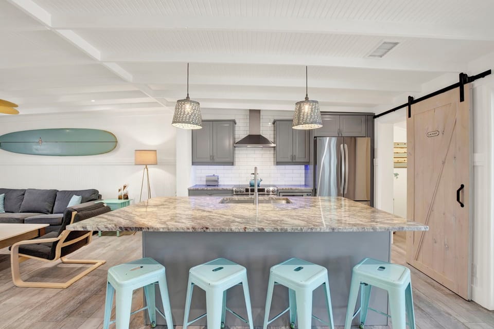 Full Kitchen w. Island + Barstool Seating