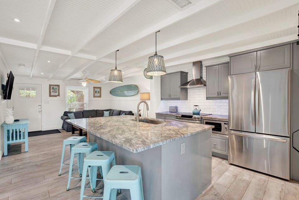 Full Kitchen w. Island + Barstool Seating