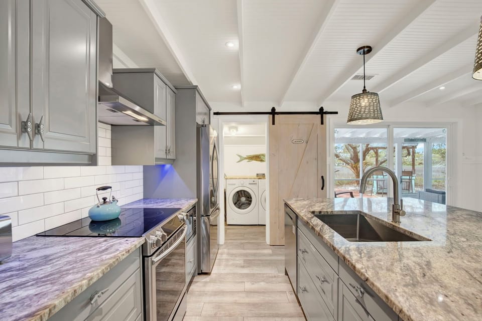 Full Kitchen w. Laundry Room Access