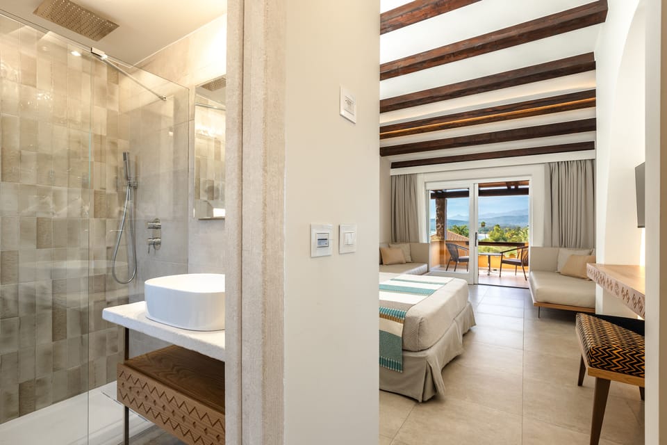 Deluxe Room, Sea View | Bathroom | Shower, free toiletries, hair dryer, bidet