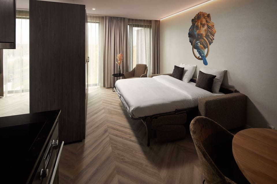 Executive Studio | Minibar, in-room safe, desk, laptop workspace