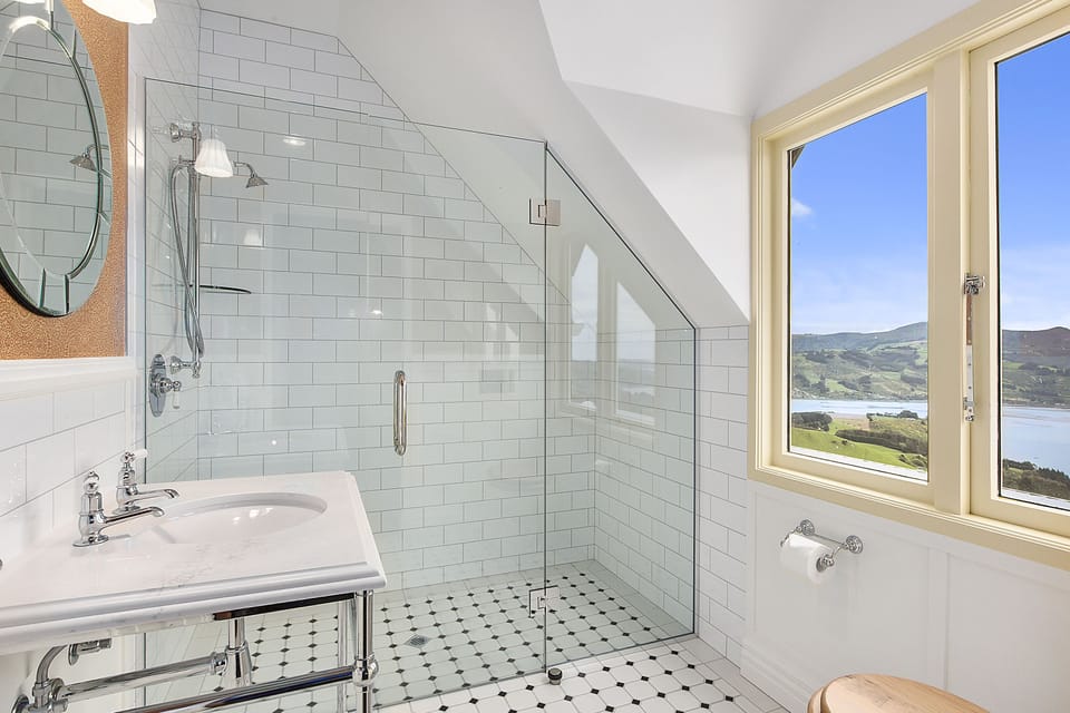 Lodge Queen Room (includes Entry to Castle & Gardens) | Bathroom | Free toiletries, hair dryer, towels