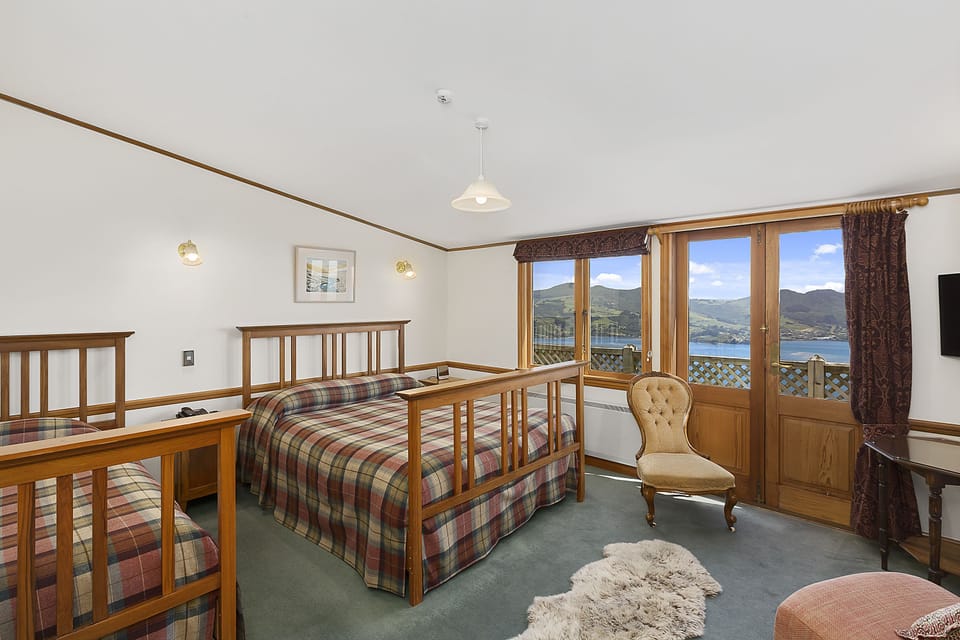 Large Lodge Queen Room (includes Entry to Castle & Gardens) | Iron/ironing board, WiFi (free), bed sheets