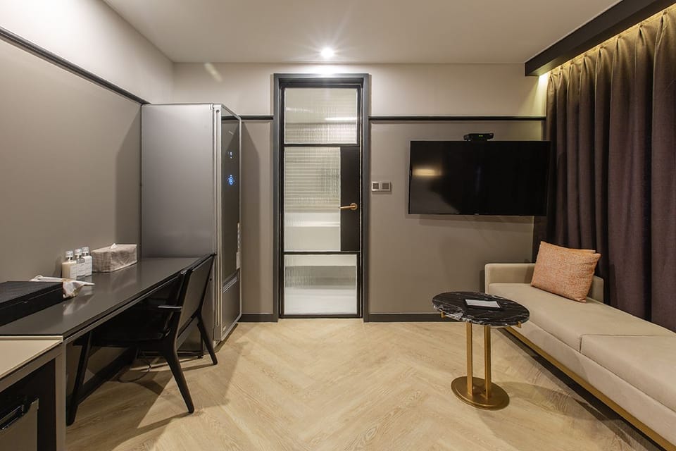Blackout drapes, free WiFi, bed sheets