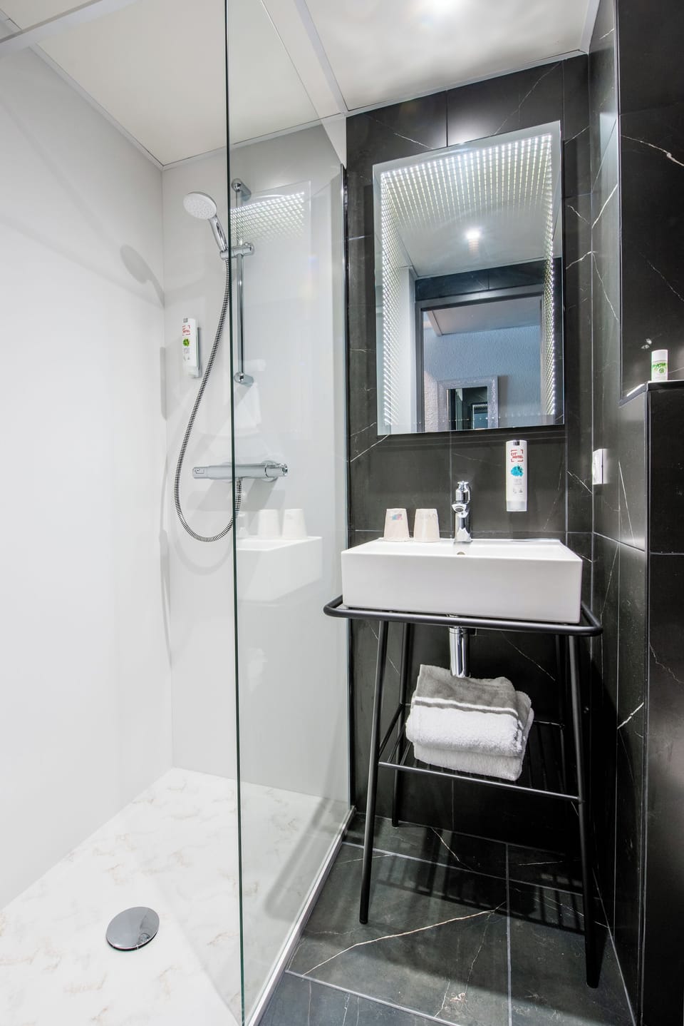 Combined shower/tub, free toiletries, hair dryer, towels