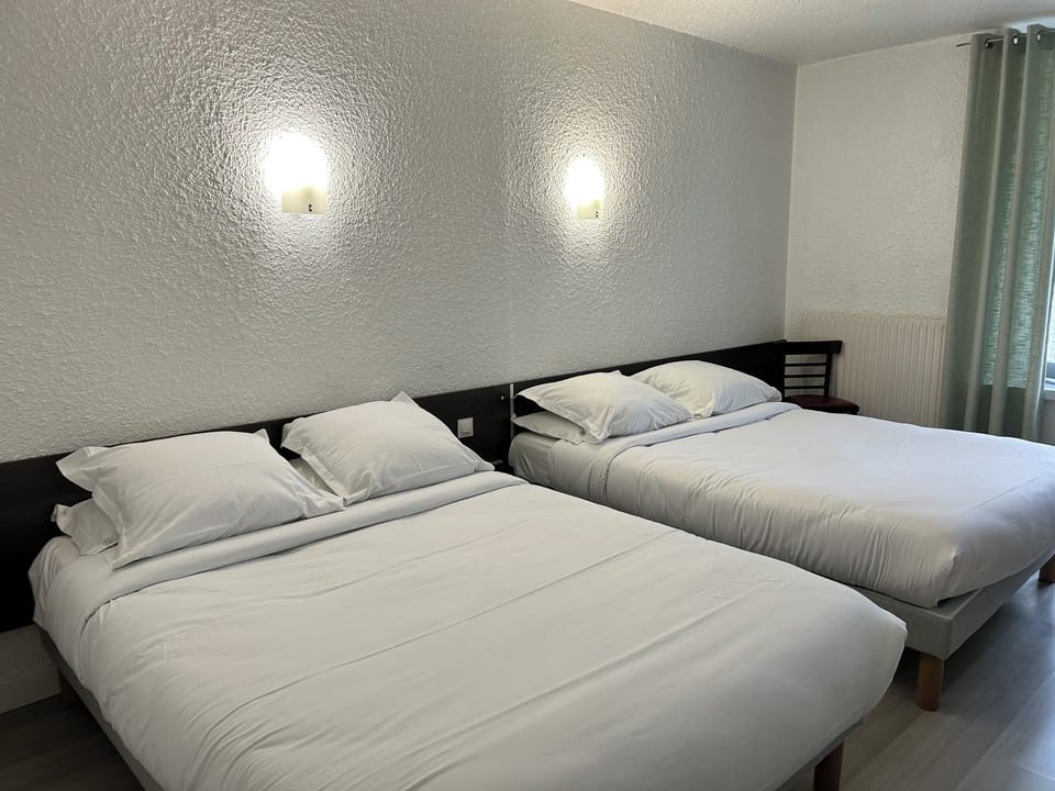Family Quadruple Room | Desk, free cribs/infant beds, free WiFi, bed sheets