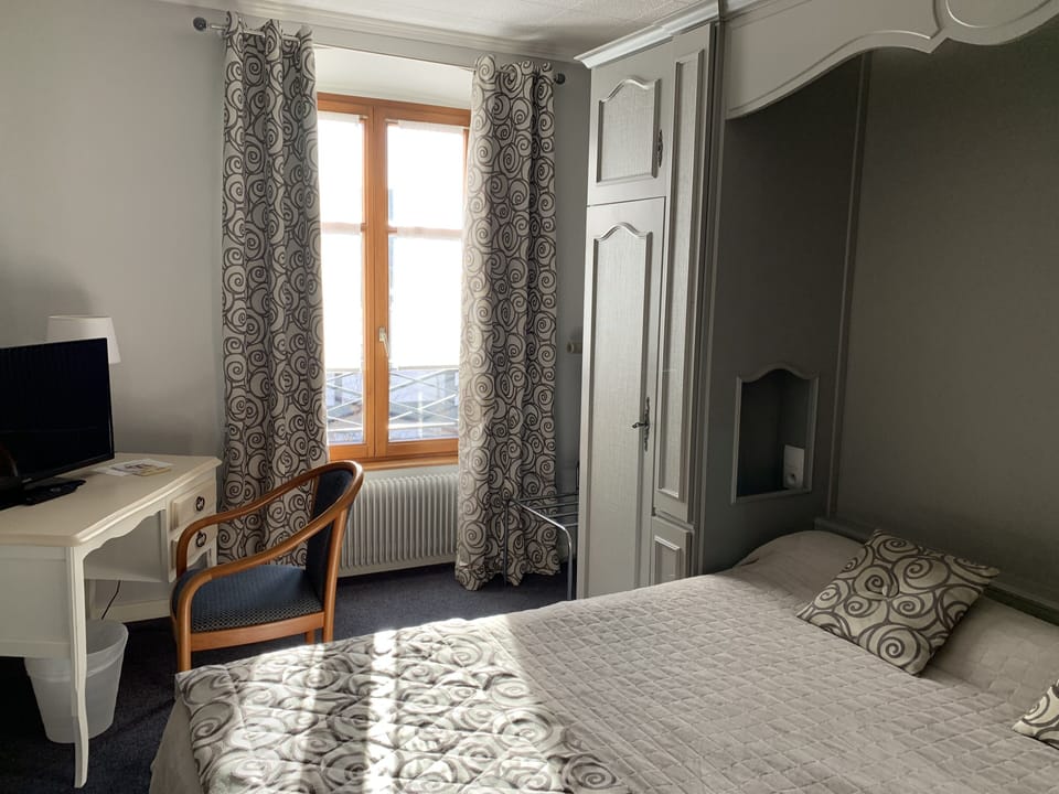 Single Room | Desk, cribs (free), WiFi (free)