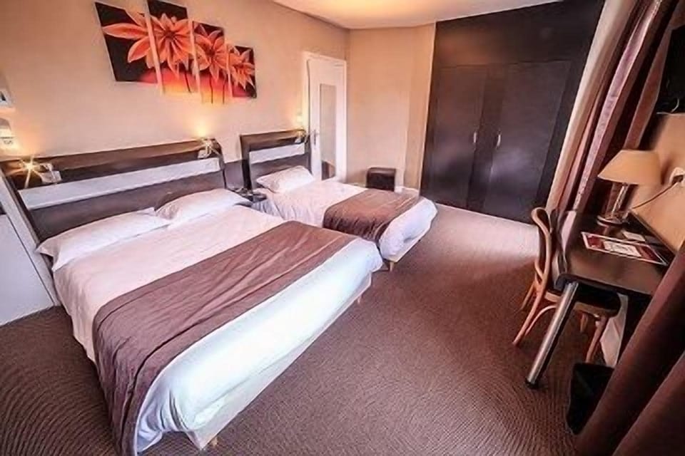 Premium bedding, desk, blackout drapes, soundproofing