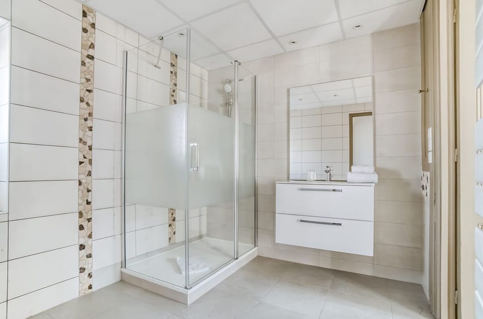 Studio Suite | Bathroom | Free toiletries, hair dryer, towels