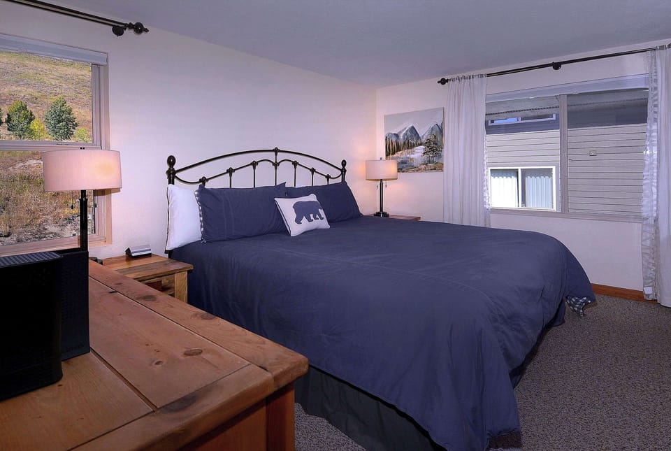 Primary suite w/king bed