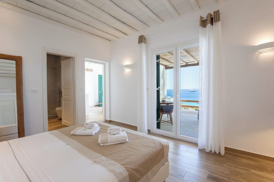 Suite, Sea View | Down comforters, in-room safe, desk, laptop workspace