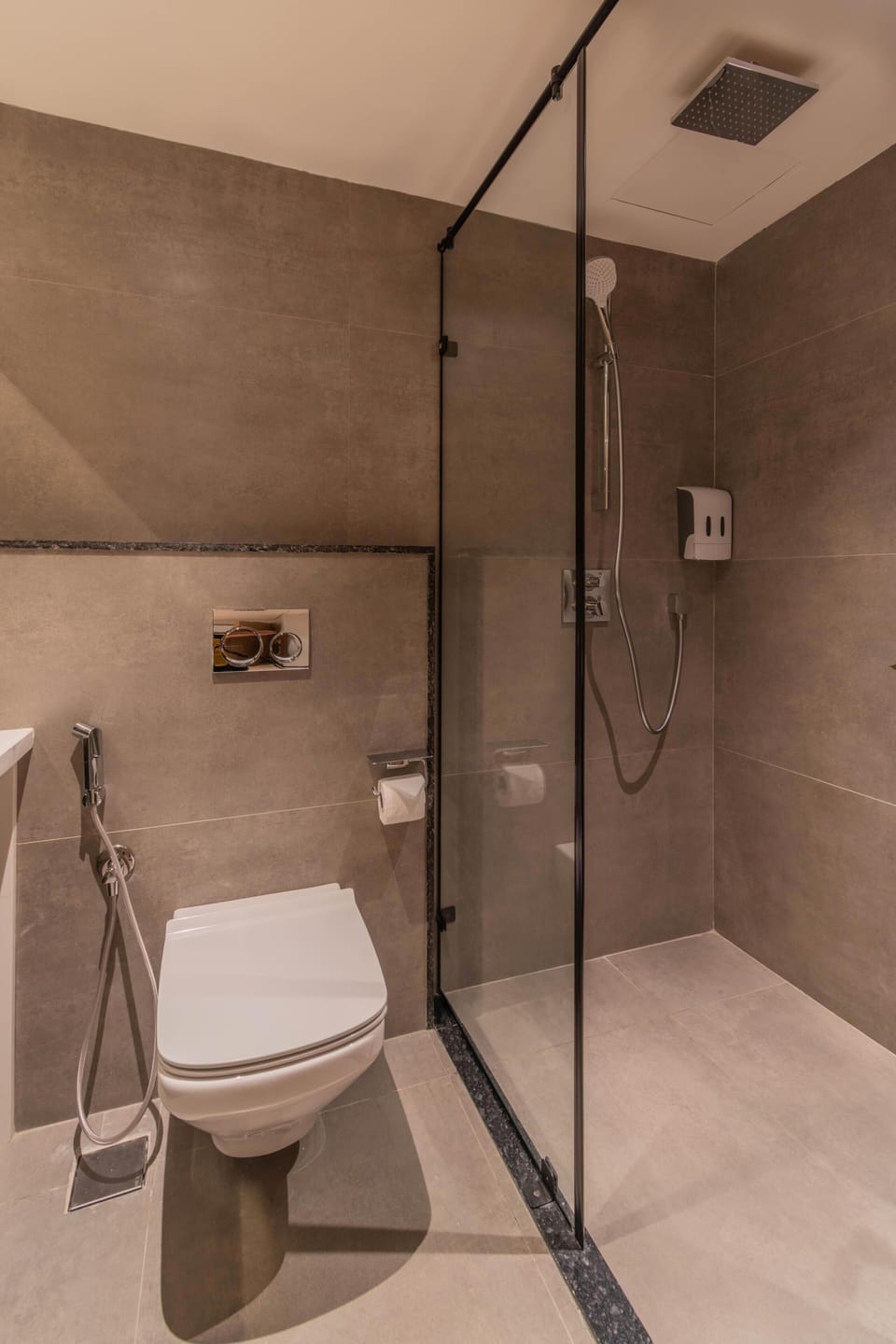 Premium Double Room, 1 King Bed | Bathroom | Shower, free toiletries, hair dryer, towels