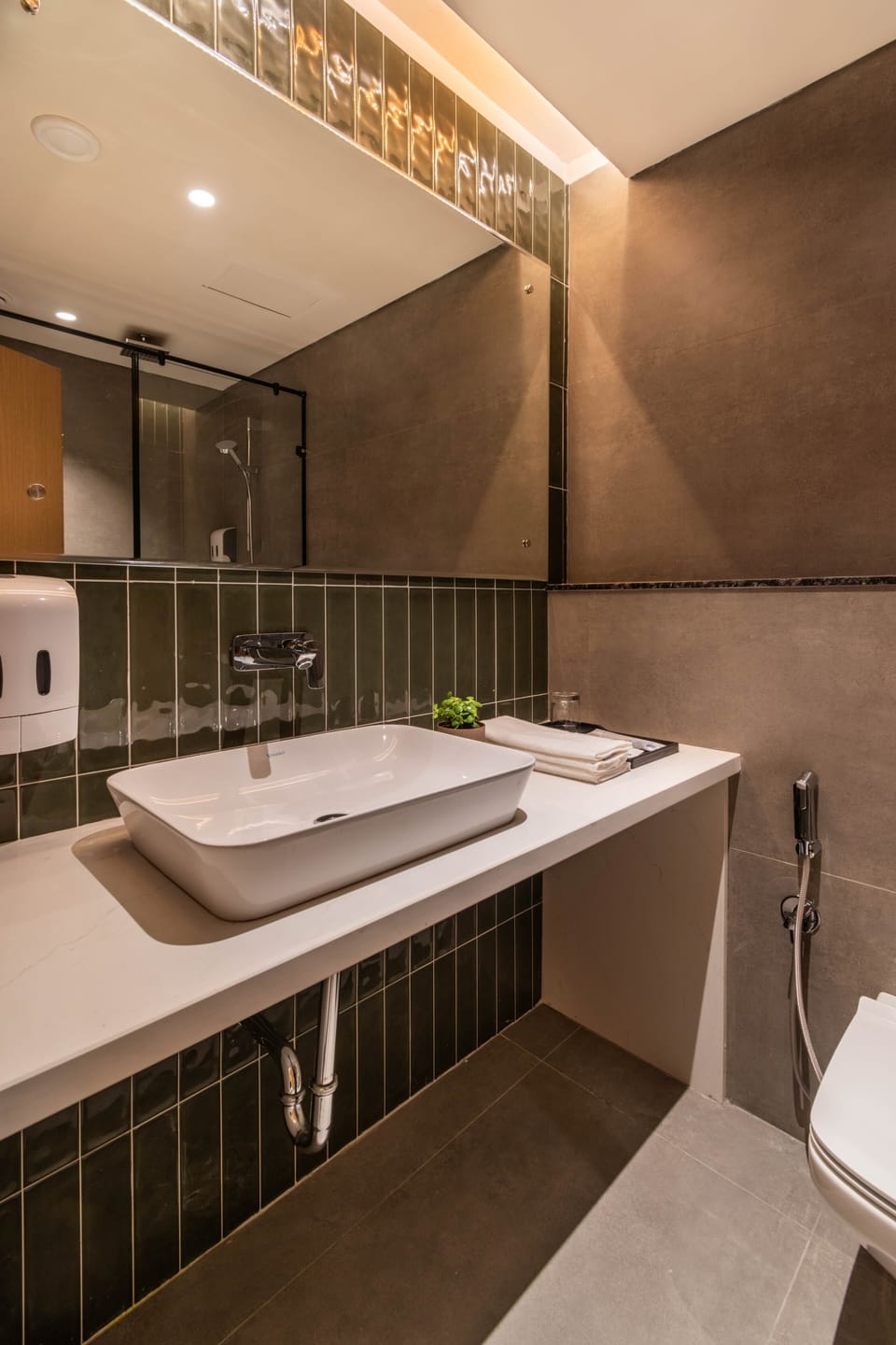 Superior Studio Suite | Bathroom | Shower, free toiletries, hair dryer, towels