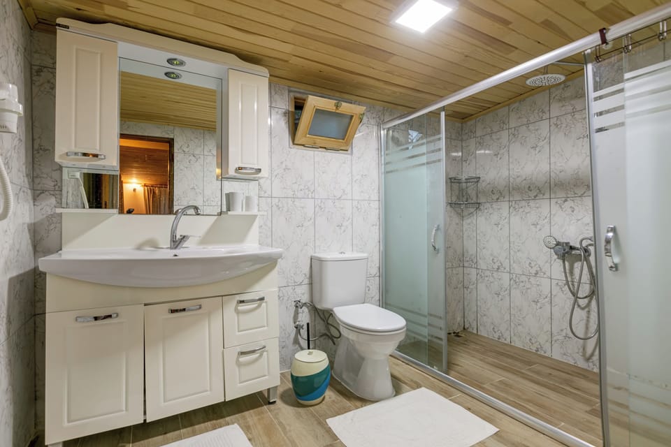 Senior Bungalow, Garden View | Bathroom | Shower, free toiletries, hair dryer, towels