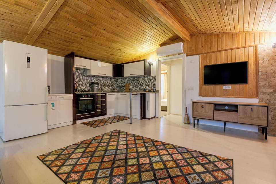 Senior Bungalow, Garden View | Private kitchenette | Fridge, electric kettle