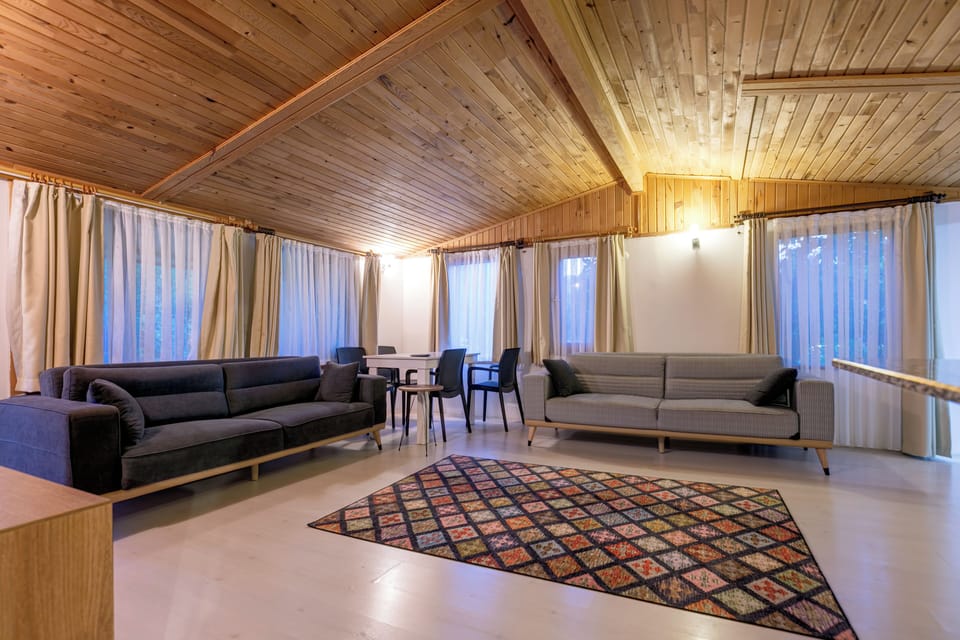 Senior Bungalow, Garden View | Living area
