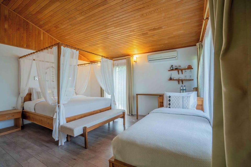 Premium bedding, in-room safe, soundproofing, WiFi (free)
