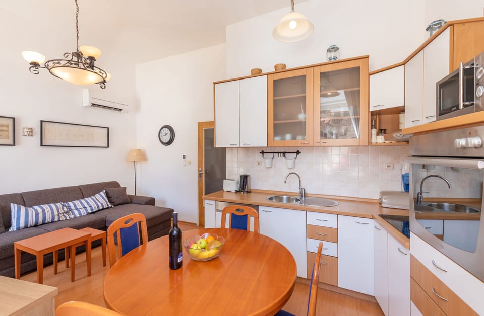Standard Apartment | In-room dining
