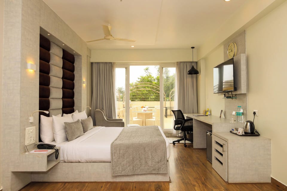 Minibar, desk, laptop workspace, blackout drapes
